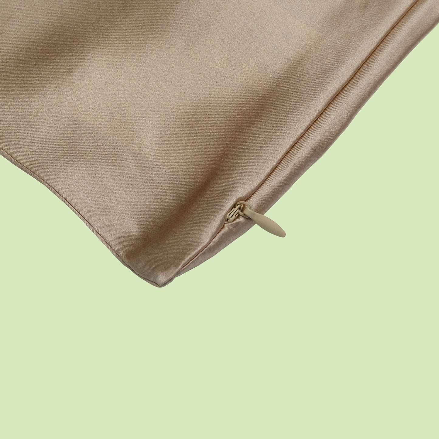 Smooth mulberry silk pillowcase to prevent hair frizz and breakage
